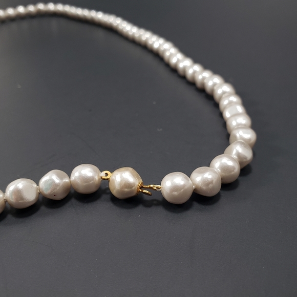 VINTAGE Silvery Faux Pearl Unique Necklace - Picture 3 of 5